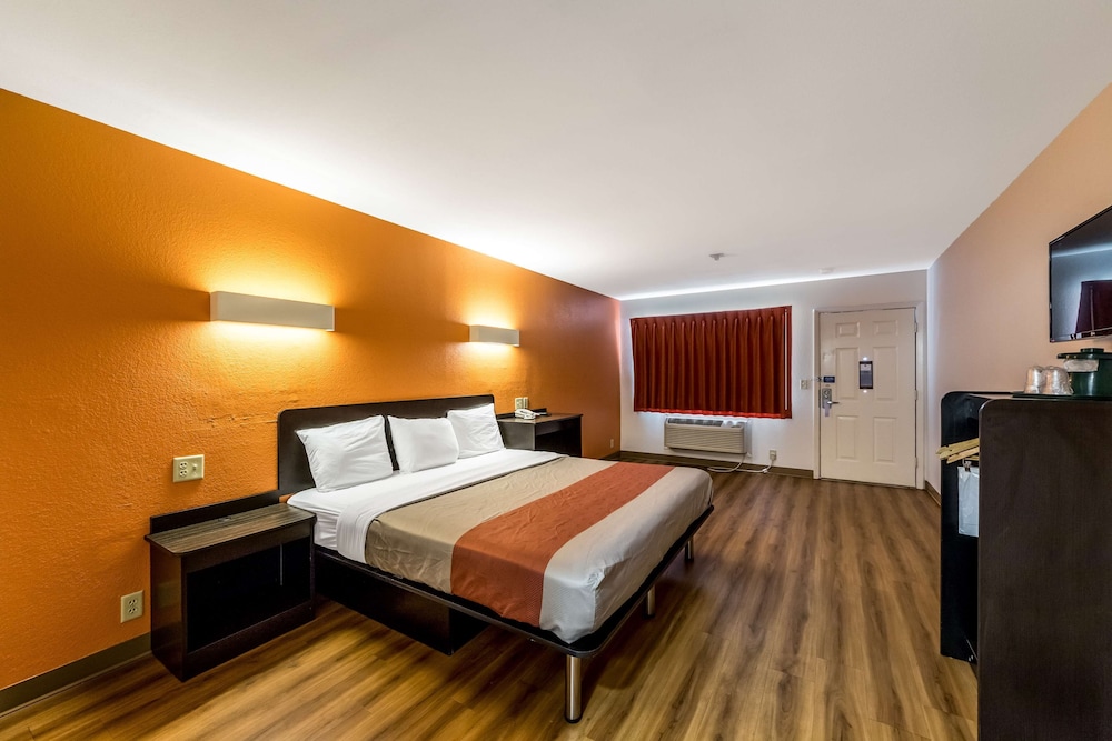 Standard Room, 1 King Bed, Non Smoking - Photo 4