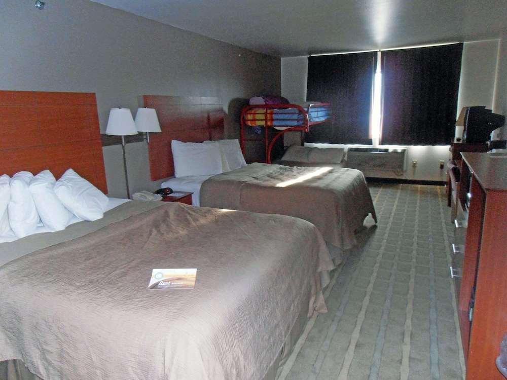 Standard Room, Multiple Beds, Non Smoking photo 2