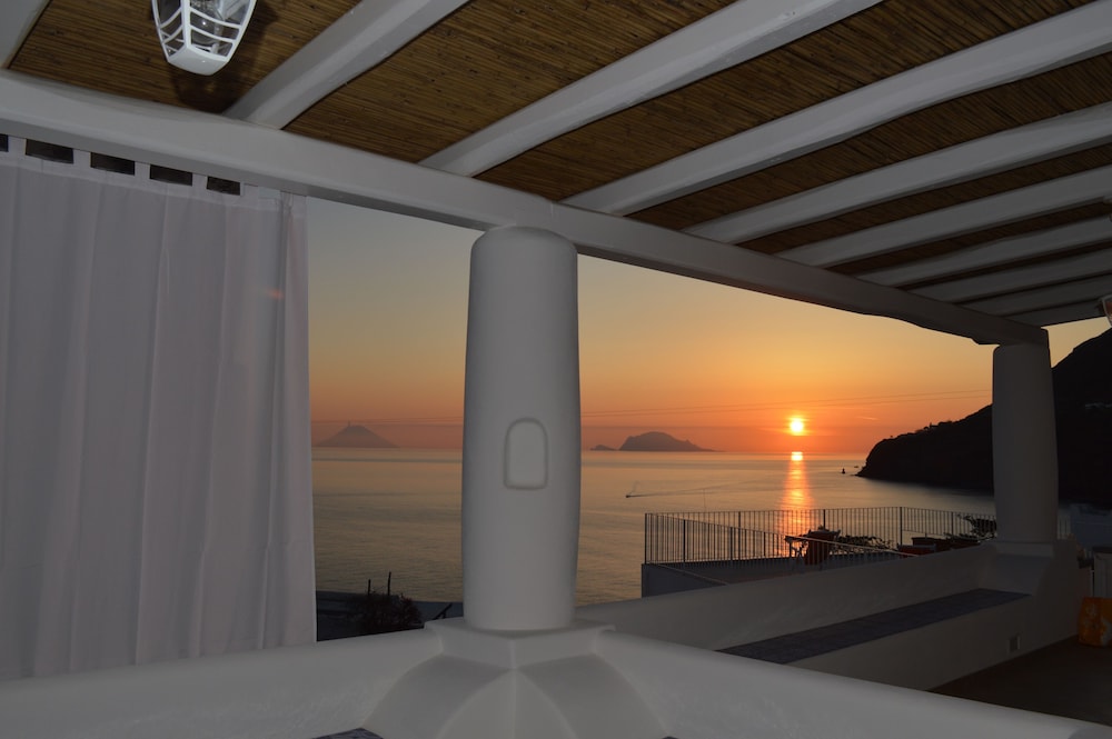 Family Room, 1 Queen Bed with Sofa bed, Terrace (Standard)