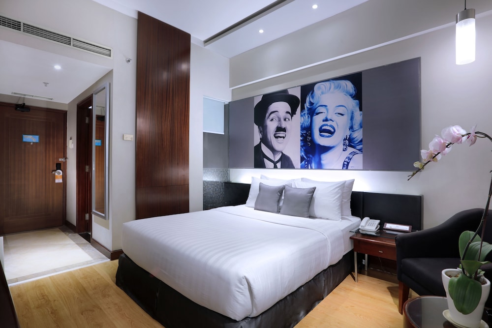 Deluxe Room, 1 Queen Bed photo 2