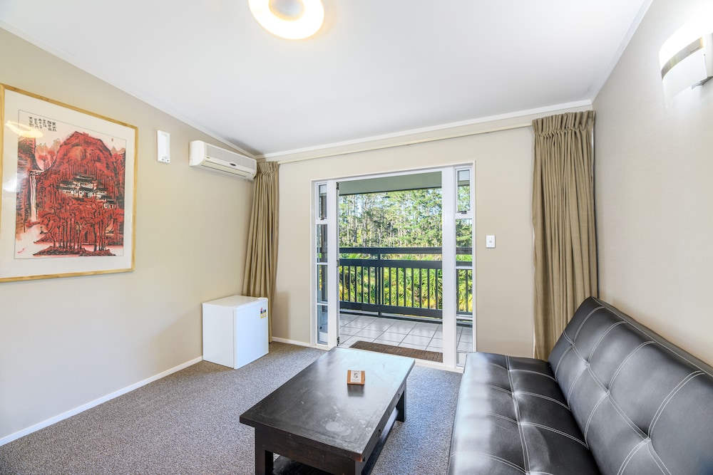 One-Bedroom Suite - Photo 3