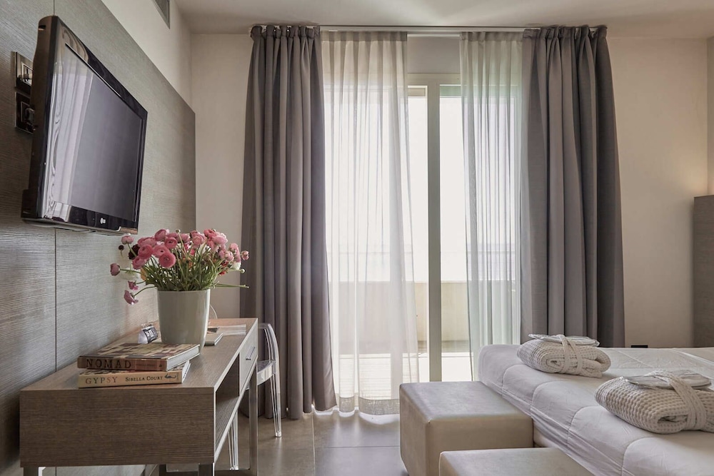 Deluxe Double Room, Balcony, Partial Sea View photo 3