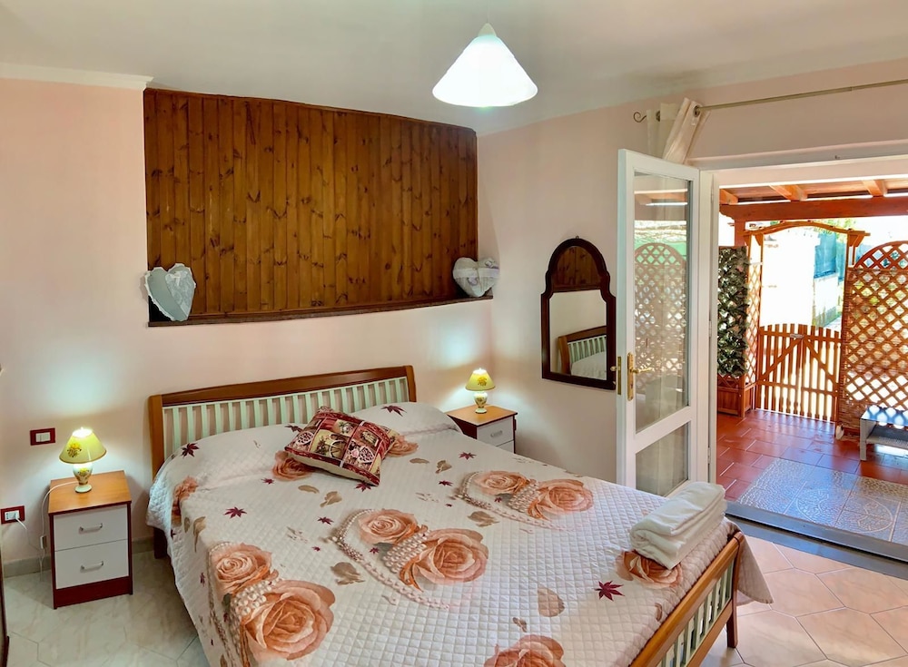 Double Room, Private Bathroom (Patio)