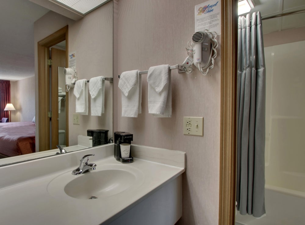 Superior King Bed with Roll-In Shower ( Ground Level) - Photo 5