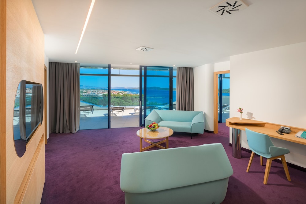 Executive Suite, 3 Bedrooms, Hot Tub, Sea View
