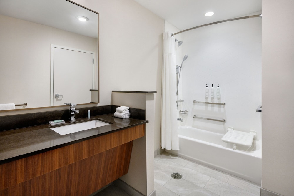 Standard Room, 2 Queen Beds (Hearing Accessible) thumbnail 5