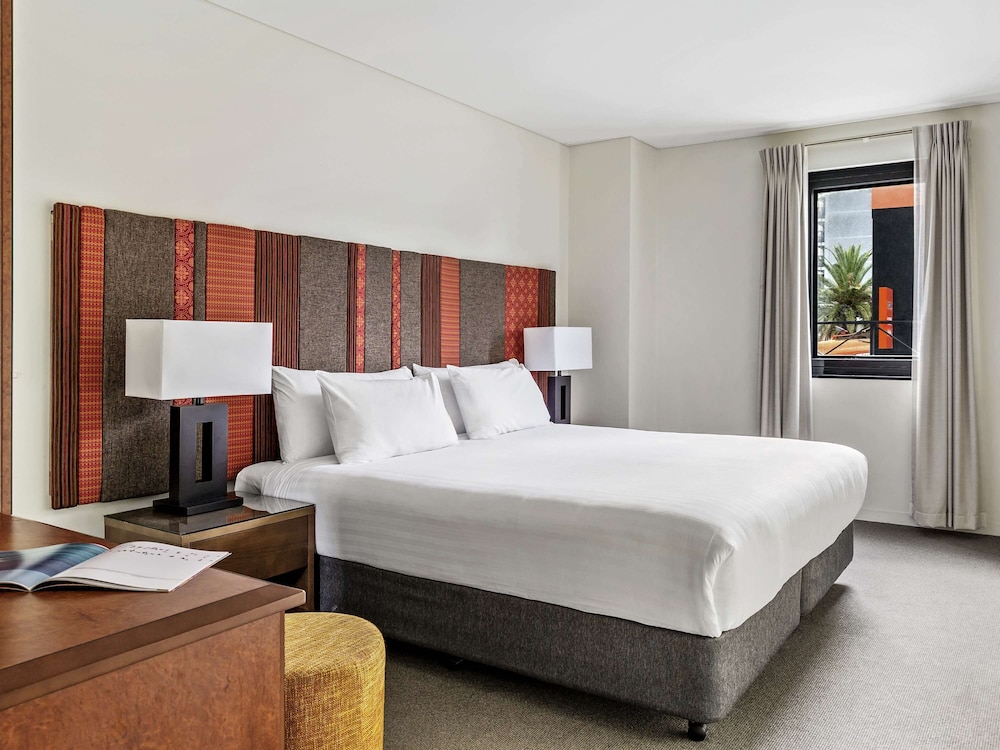 One Bedroom Apartment with King bed, balcony, non-smoking photo 2