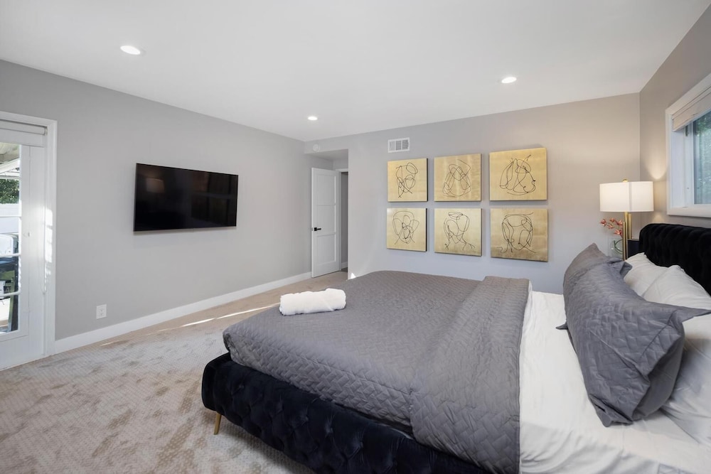 House, Multiple Beds, Patio, Garden View photo 1