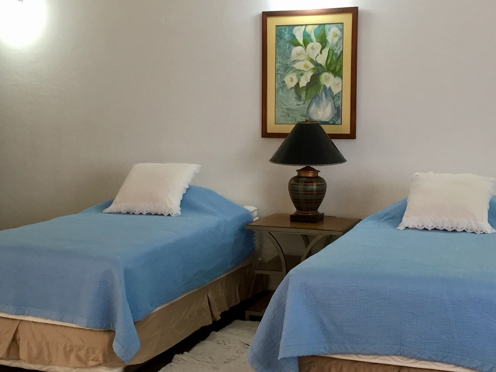 Deluxe Studio, 2 Twin Beds, Pool Access, Pool View photo 1
