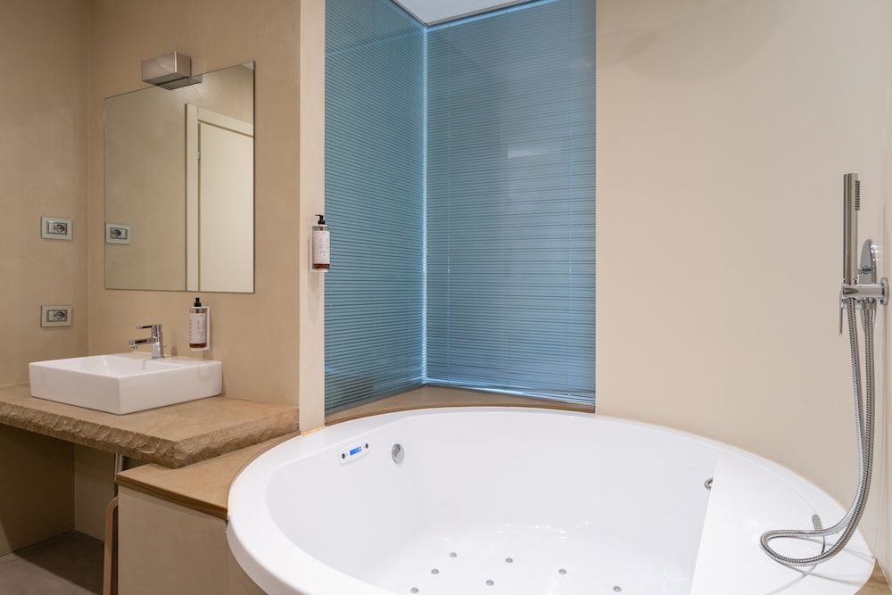 Exclusive Suite, Hot Tub - Photo 8