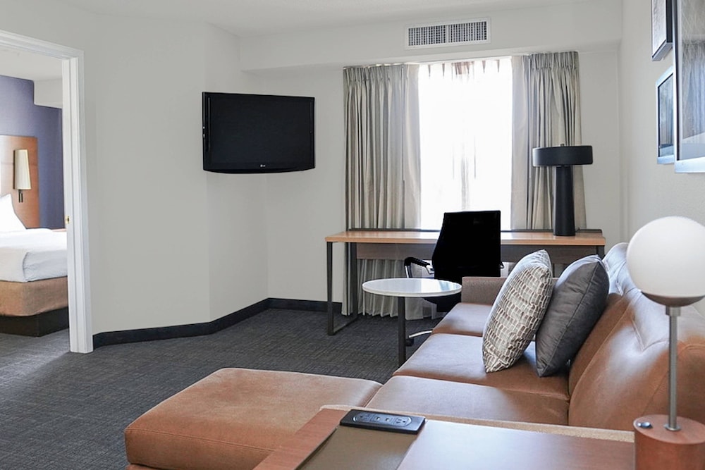 Suite, 1 Queen Bed with Sofa bed (View) photo 2