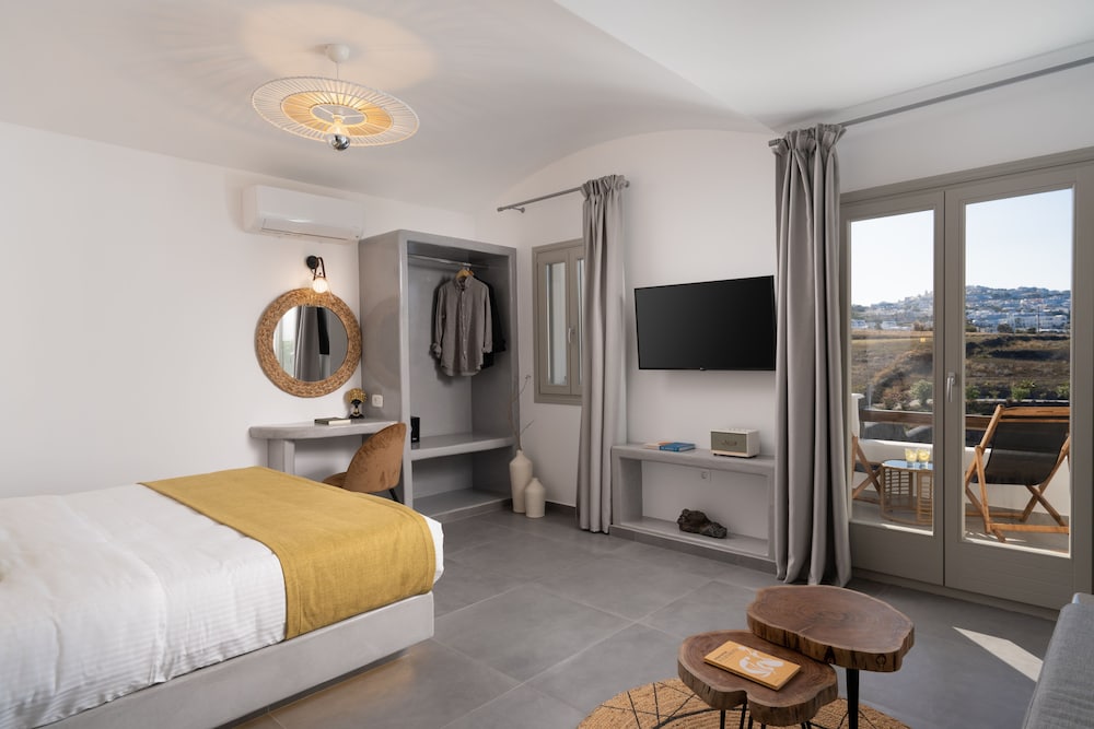 Essential Suite with Balcony& Hot Tub - Photo 2