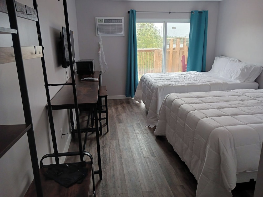Standard Room, 2 Double Beds, Balcony, Partial Lake View