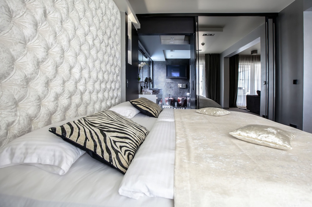 Luxury Suite, 1 King Bed, Hot Tub, Sea View photo 2