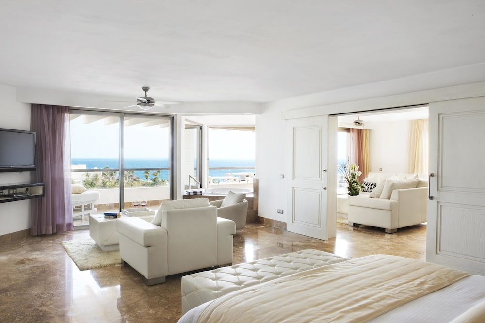 Suite Penthouse con vista al mar con piscina de inmersión.
