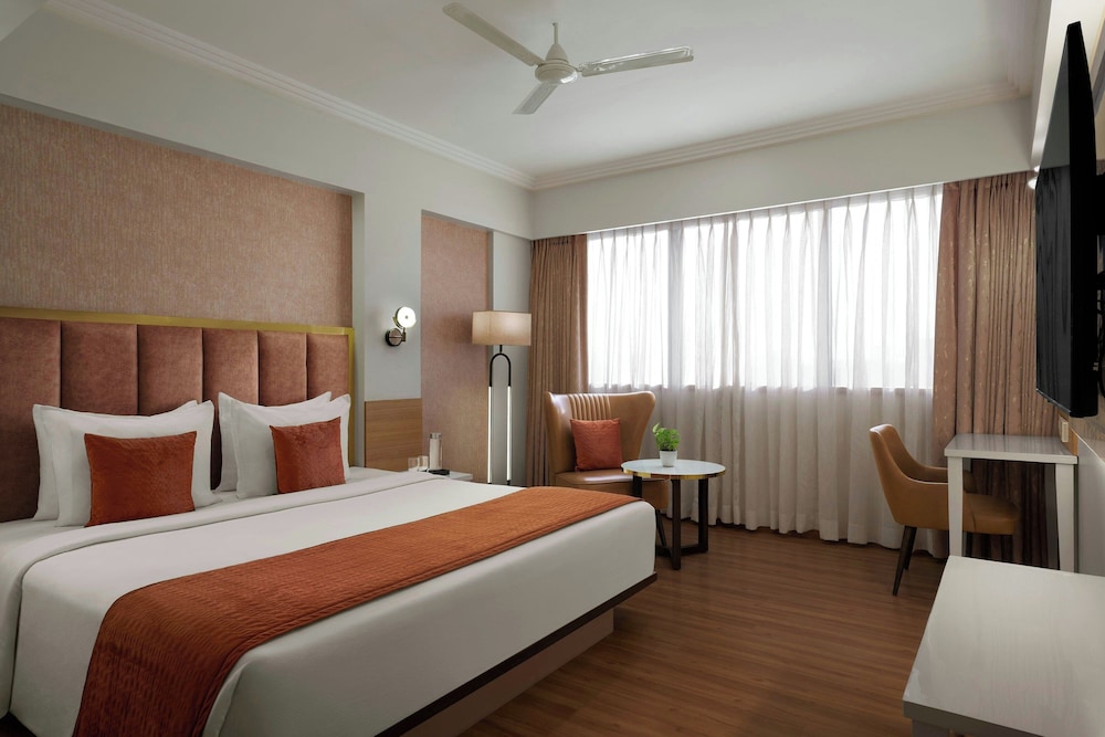 Suite, 1 King Bed, City View - Photo 2