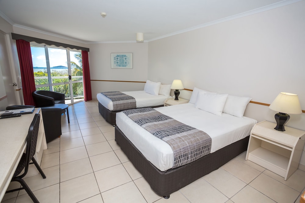 Standard Twin Room, 2 Double Beds (Pacific Room) photo 3
