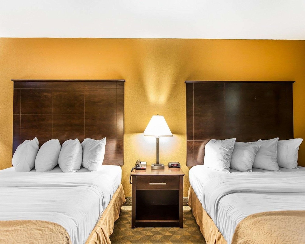 Standard Room, 2 Queen Beds, Non Smoking - Photo 3
