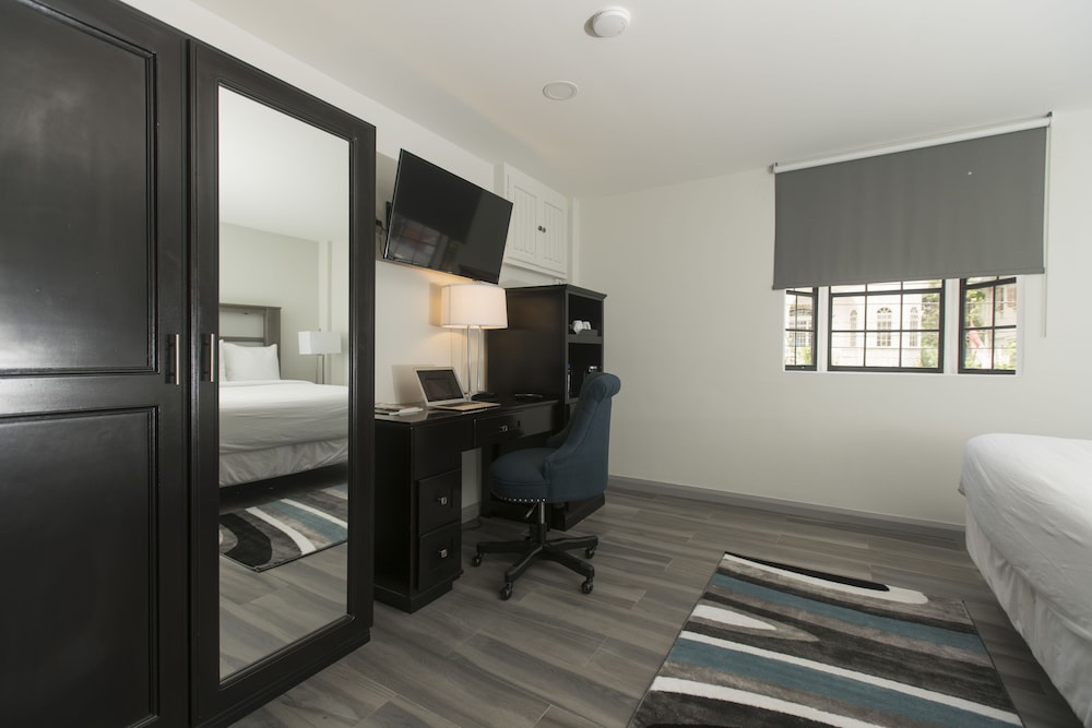 Standard Room, 1 King Bed photo 3