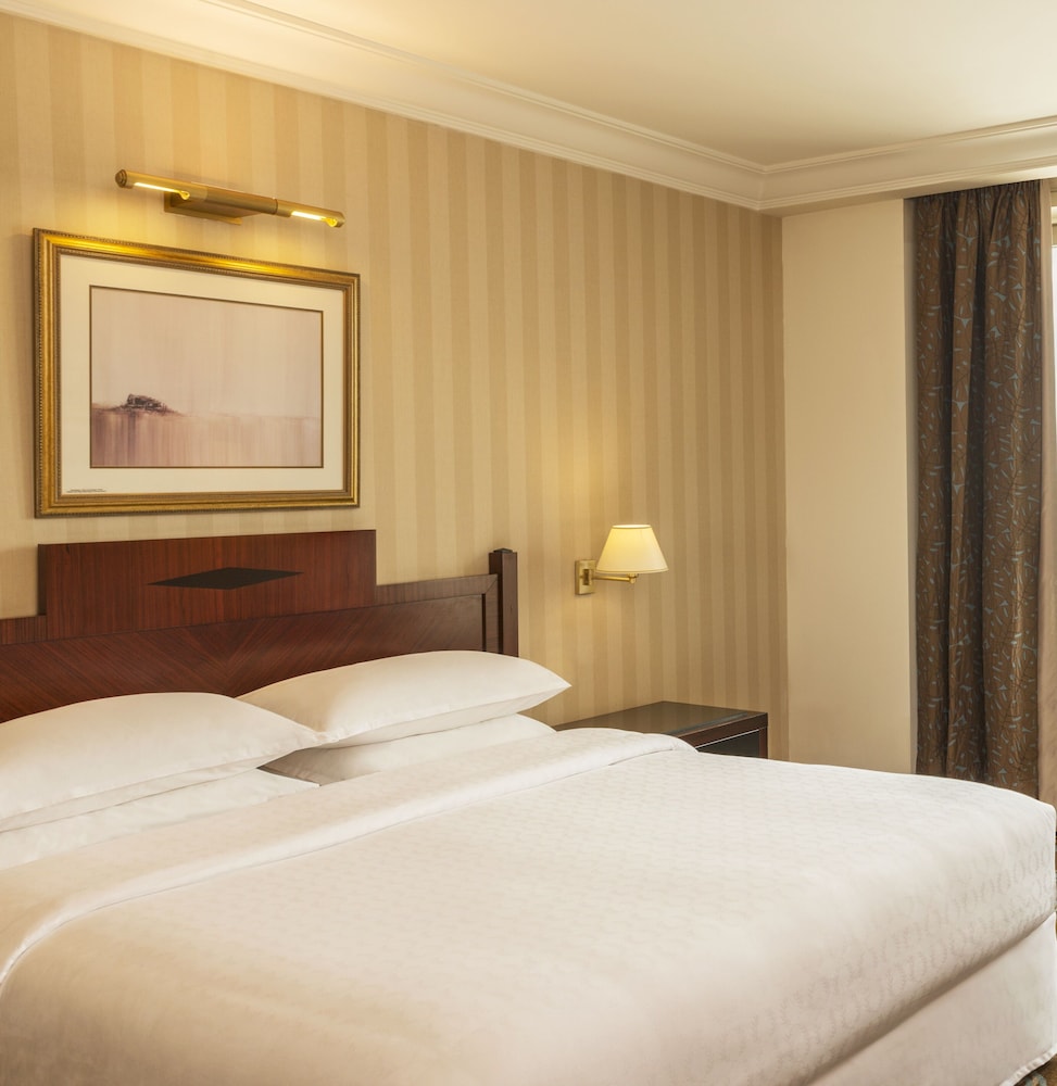 Club Room, 1 King Bed, Balcony