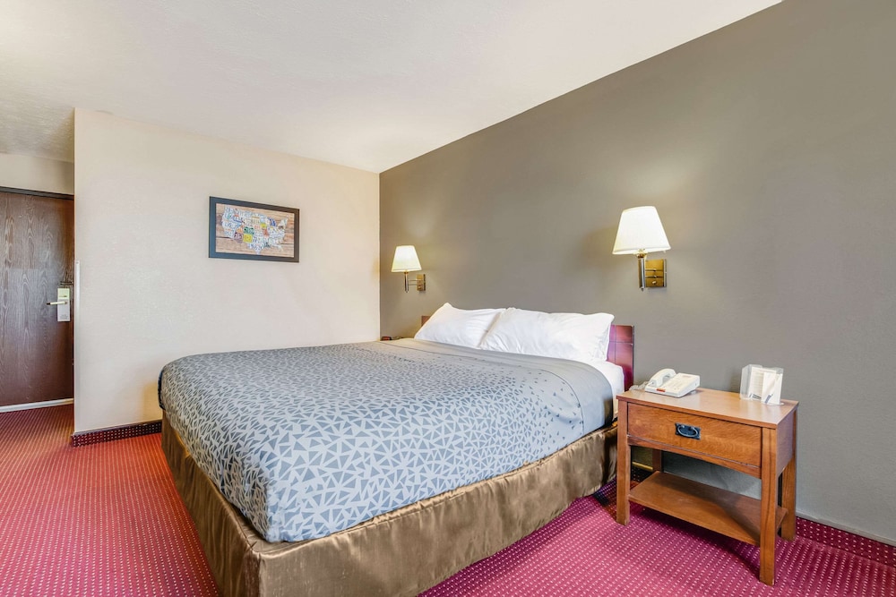 Standard Room, 1 King Bed, Non Smoking - Photo 3