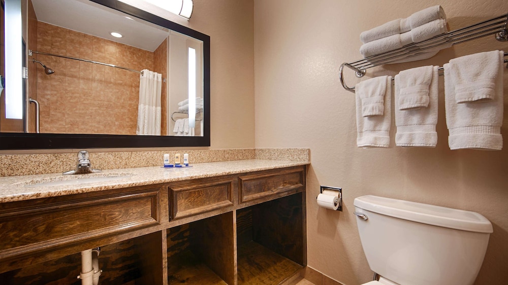 Suite, 1 King Bed, Non Smoking, Refrigerator & Microwave - Photo 2