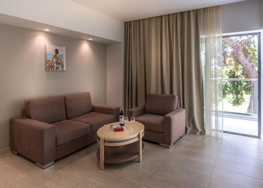 Family Room, 1 Bedroom photo 3
