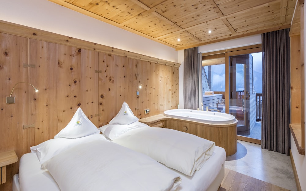 Deluxe Apartment, 2 Bedrooms, Jetted Tub, Annex Building photo 3