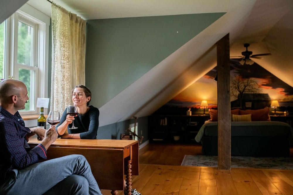 Owl's Nest- King Suite photo 2