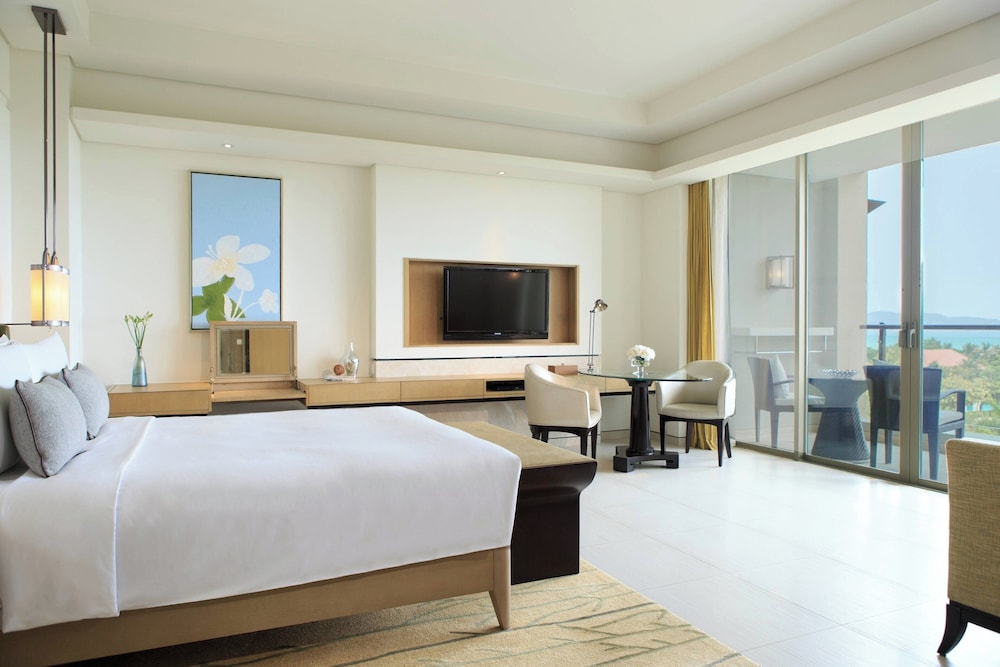 Family Room, 1 King Bed, Balcony, Garden View - Photo 2
