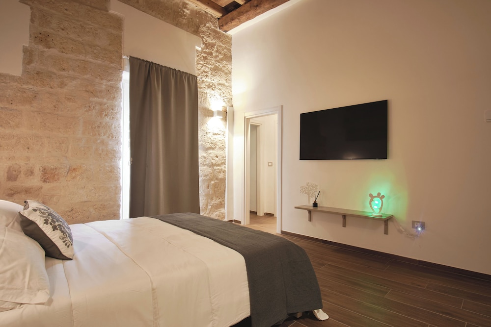 Deluxe Room, 1 King Bed, Private Bathroom, Courtyard View photo 2