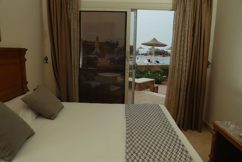 Deluxe Room, 1 Queen Bed, Terrace