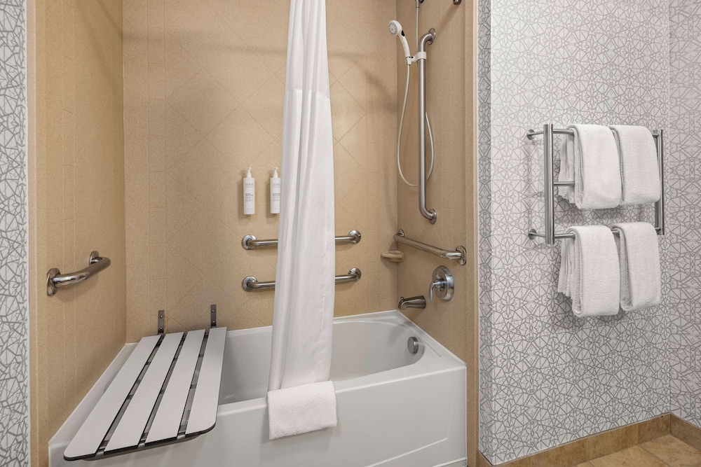 Room, 1 King Bed, Accessible, Bathtub (Mobility & Hearing) - Photo 6