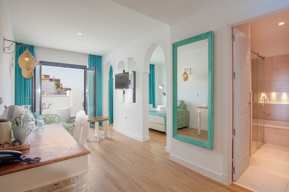 Junior Suite, Courtyard View