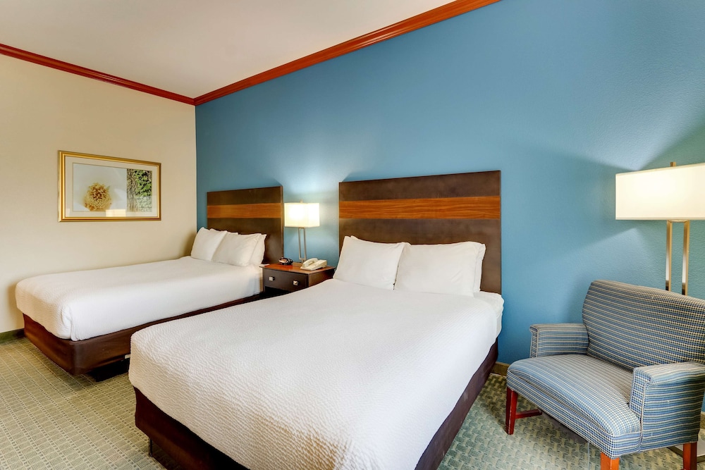 Standard Room, 2 Queen Beds, Accessible, Non Smoking (Walk-In Shower) - Photo 2