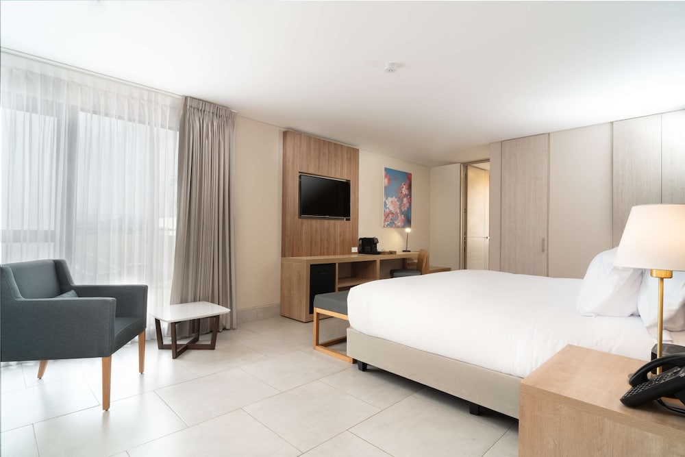 Room, 1 King Bed, Balcony photo 2