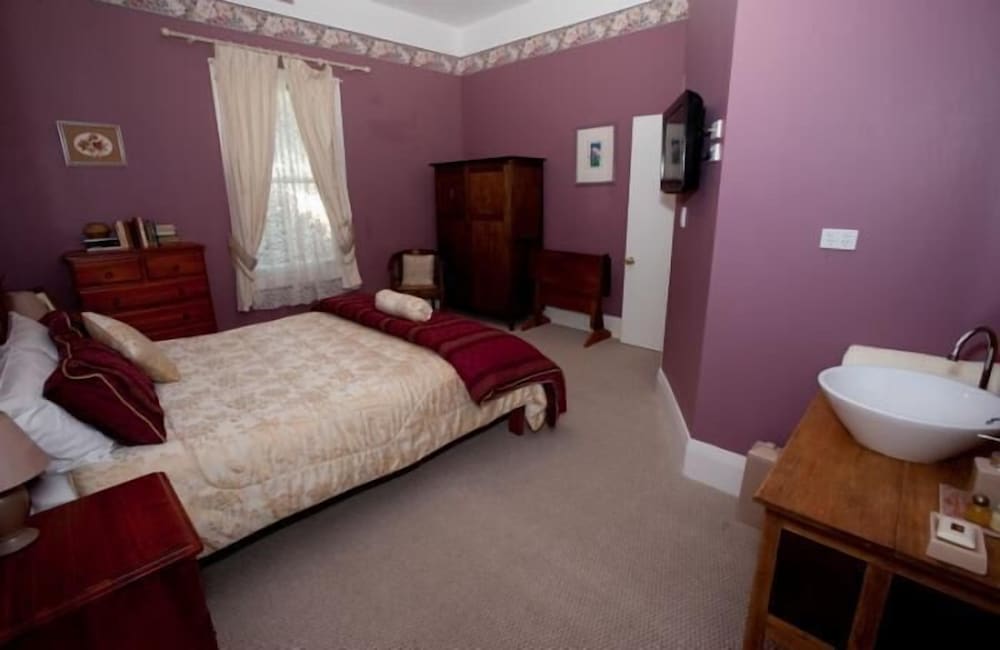 Premium Double Room, 1 Queen Bed, Ensuite (Xavier Herbert Room) photo 1