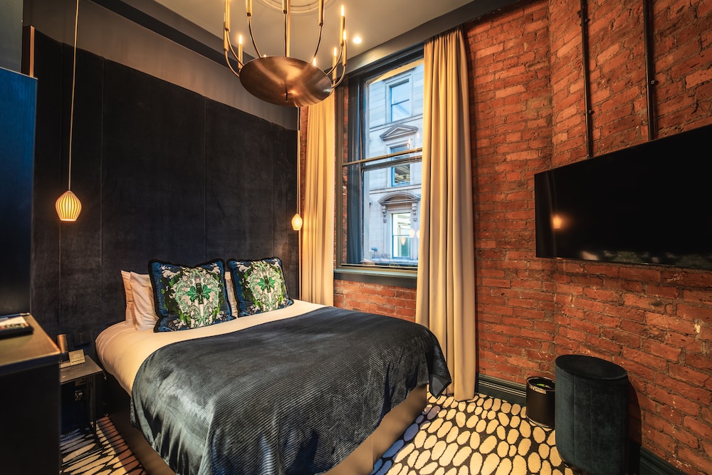 Signature Suite, 1 King Bed - Photo 4