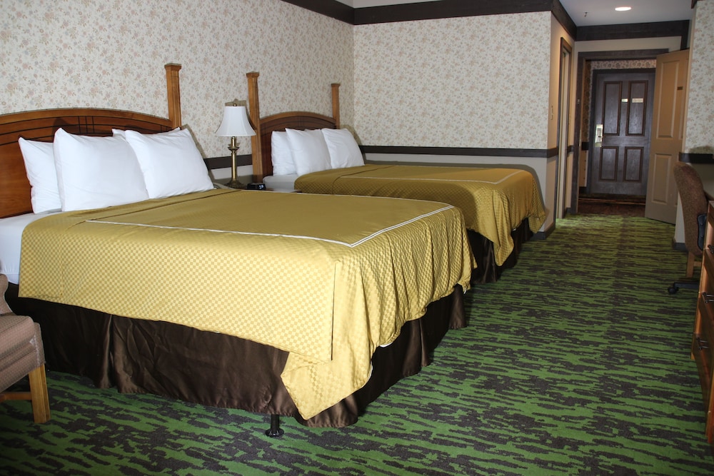 Classic Double Room, 2 Queen Beds, Refrigerator & Microwave photo 2