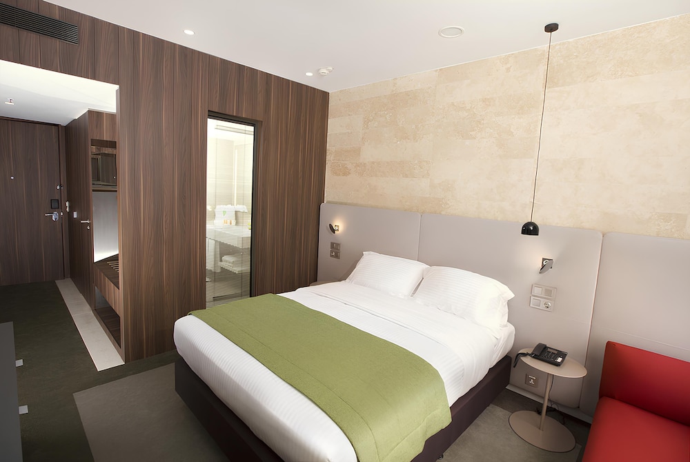 Standard Room, 1 Queen Bed photo 2
