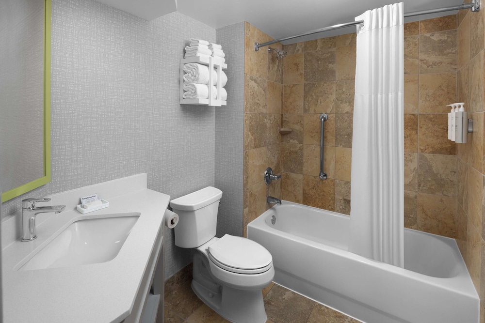 2 QUEENS MOBILITY/HEARING ACCESS TUB SUITE NS - Photo 9
