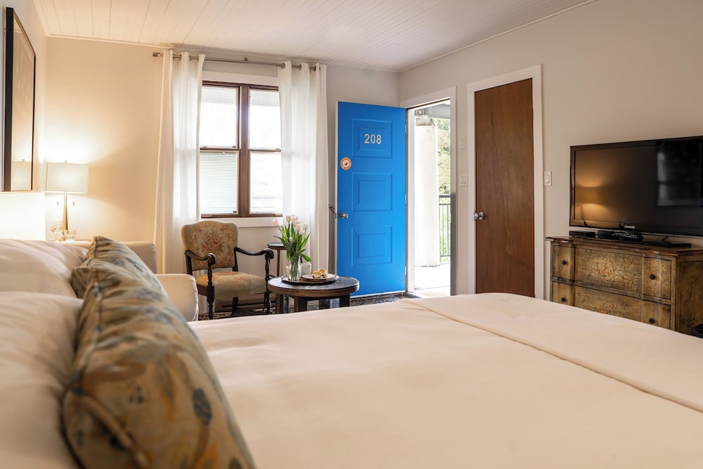 Deluxe 1 Queen Bed and Sitting area