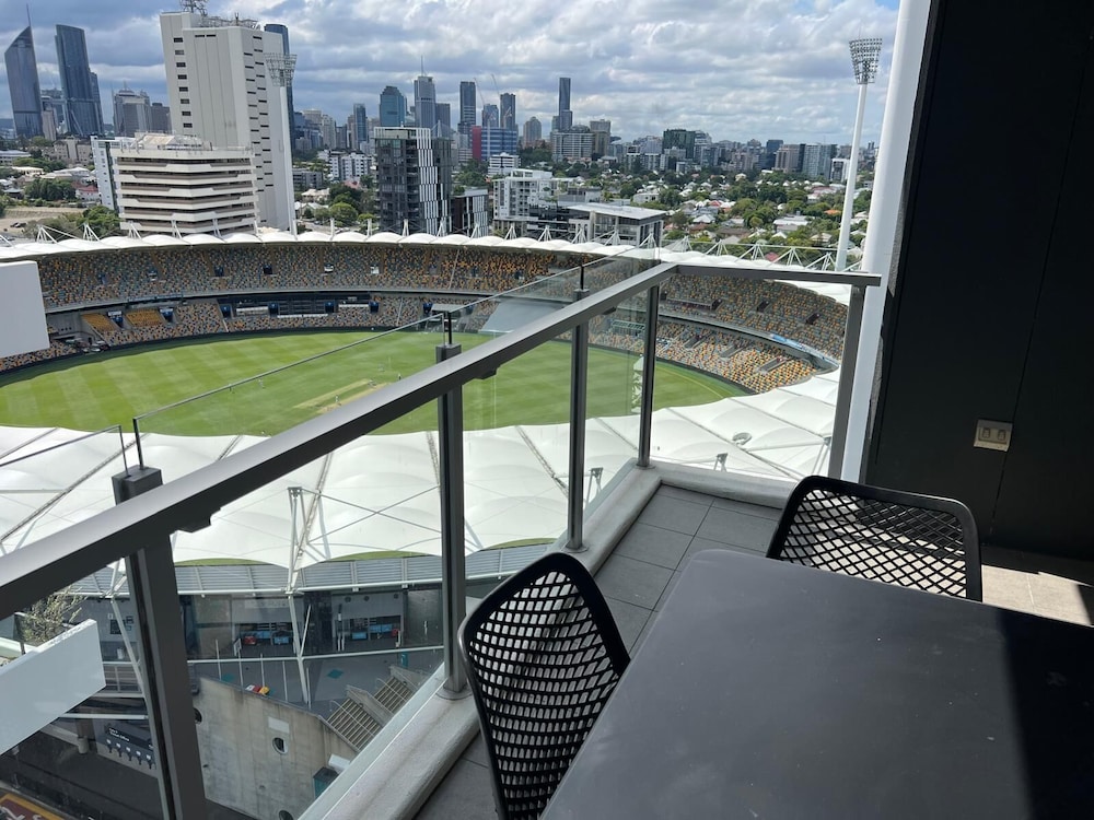 Three Bedroom Two Bathroom Compact Gabba View Apartment