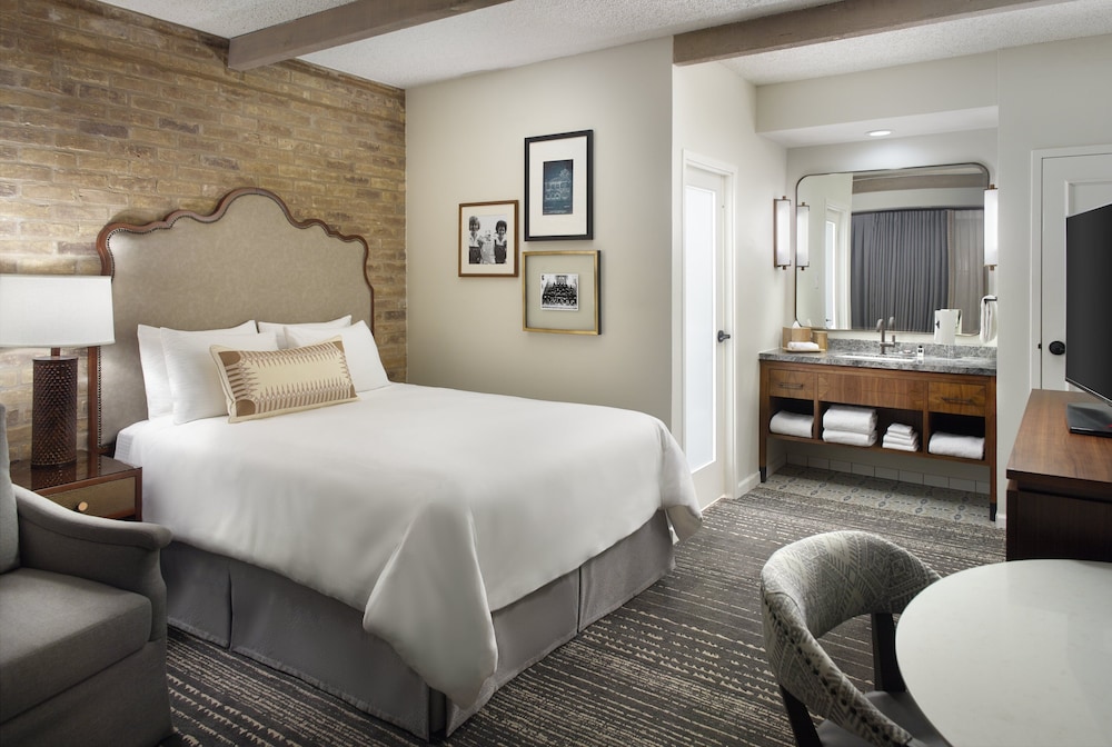 Ambassador King Room with One King Bed (Non Smoking) thumbnail 5
