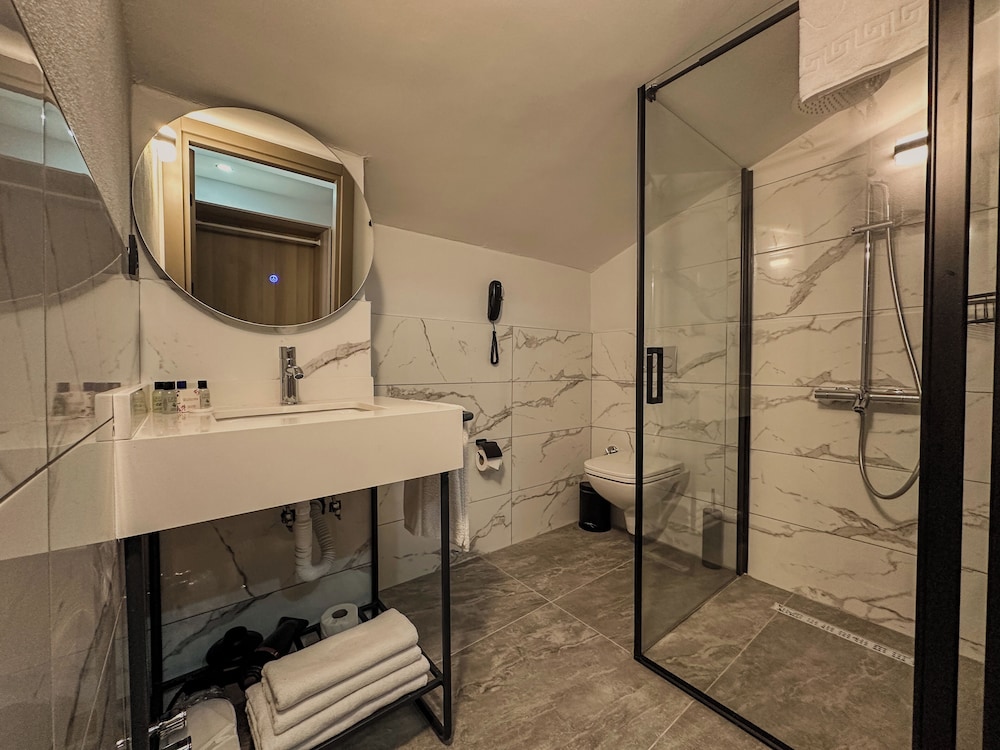 Standard Room thumbnail 5