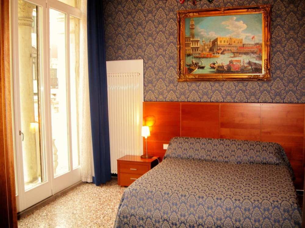 Deluxe Room, Balcony, Canal View photo 2