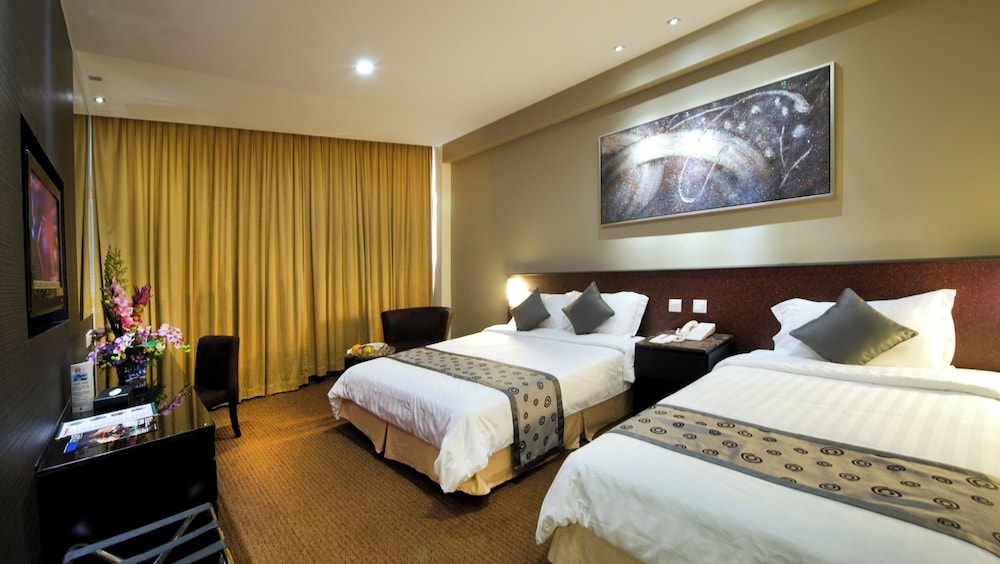 Family Room - 1 Double Bed and 1 Single Bed photo 1