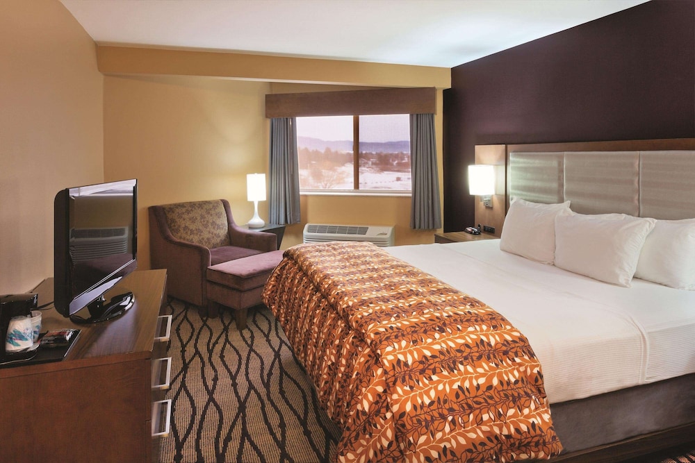 Deluxe Suite, 1 King Bed, Non Smoking (City/Mountain View) - Photo 1