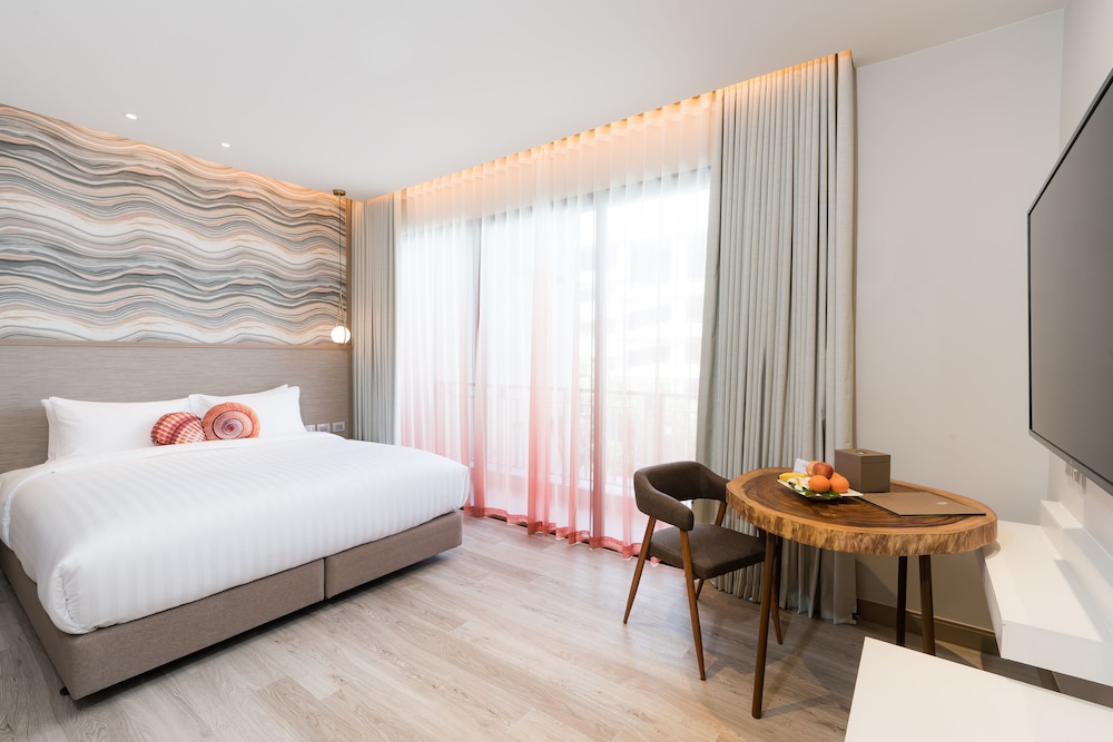 Superior Room with Balcony - Photo 3