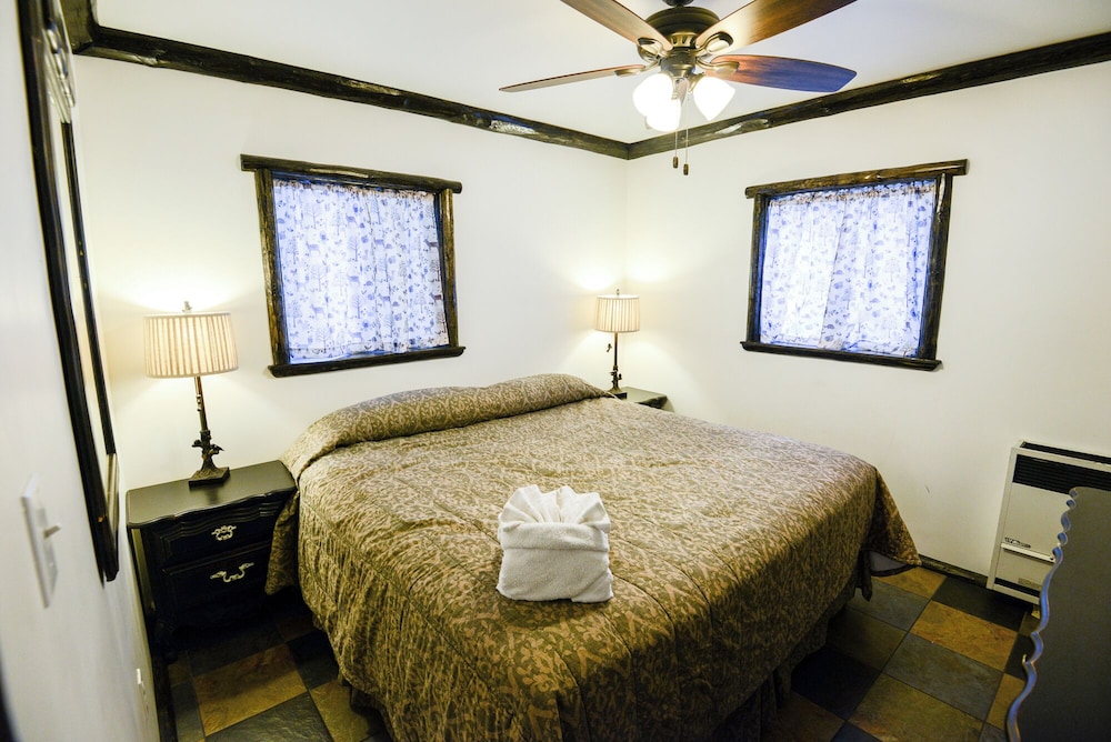 Deluxe Cabin, 2 Bedrooms, Fireplace photo 1